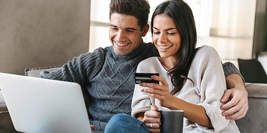 Pareja pagando su cuota con tarjeta