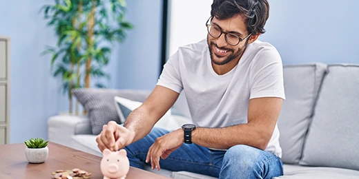 Persona ahorrando para su vehículo propio