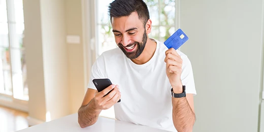 Hombre pagando su cuota de pago con tarjeta de crédito