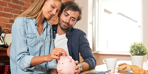 Pareja eligiendo los planes de ahorro programado de ChevyPlan para comprar su carro