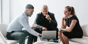 Personas viajando en un carro adquirido con ChevyPlan