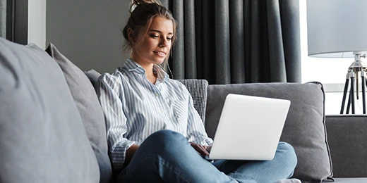 mujer revisando su computador
