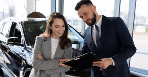 Ejecutivo comercial asesorando a una cliente.