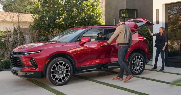 Familia ingresando a su vehículo Chevrolet