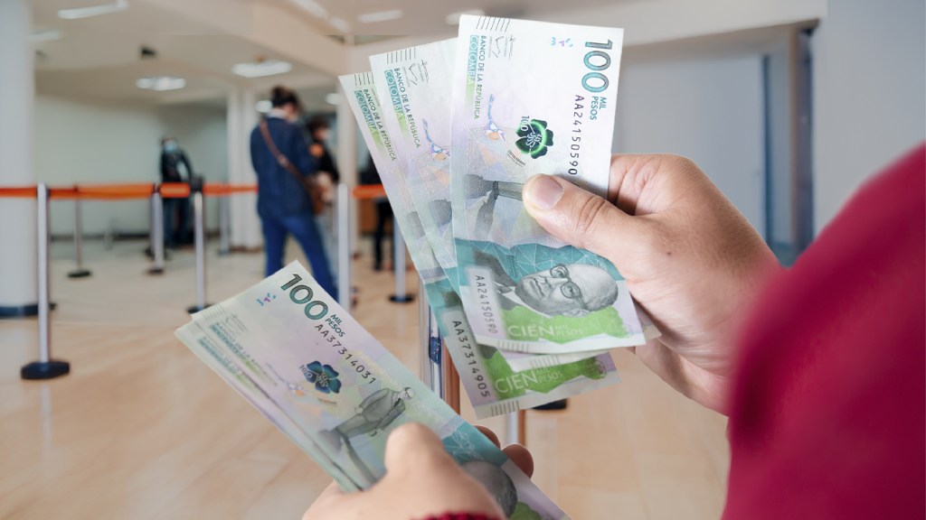 Persona consultando cómo ahorrarse los intereses bancarios con ChevyPlan