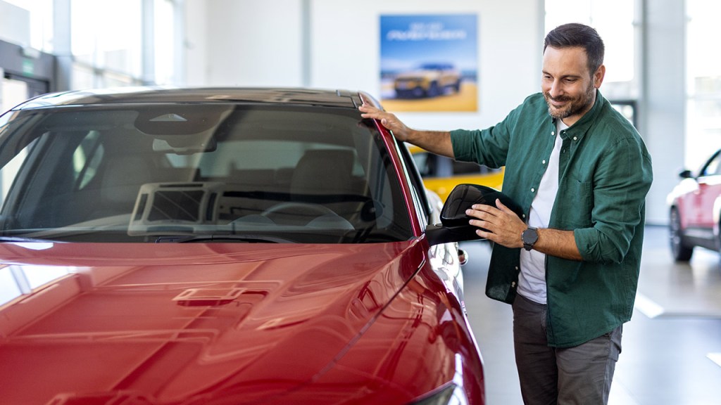 Persona celebrando que ChevyPlan cumple 30 años en la industria