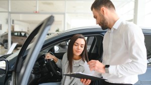 Personas consultando cómo comprar un carro con ChevyPlan