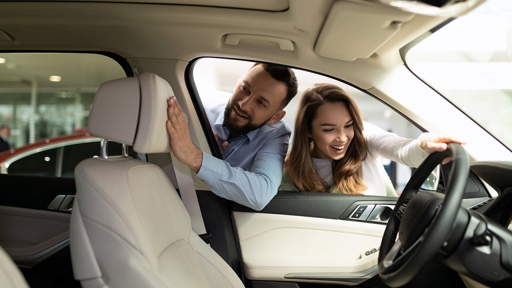 Familia buscando el mejor carro Chevrolet para comprar en 2025