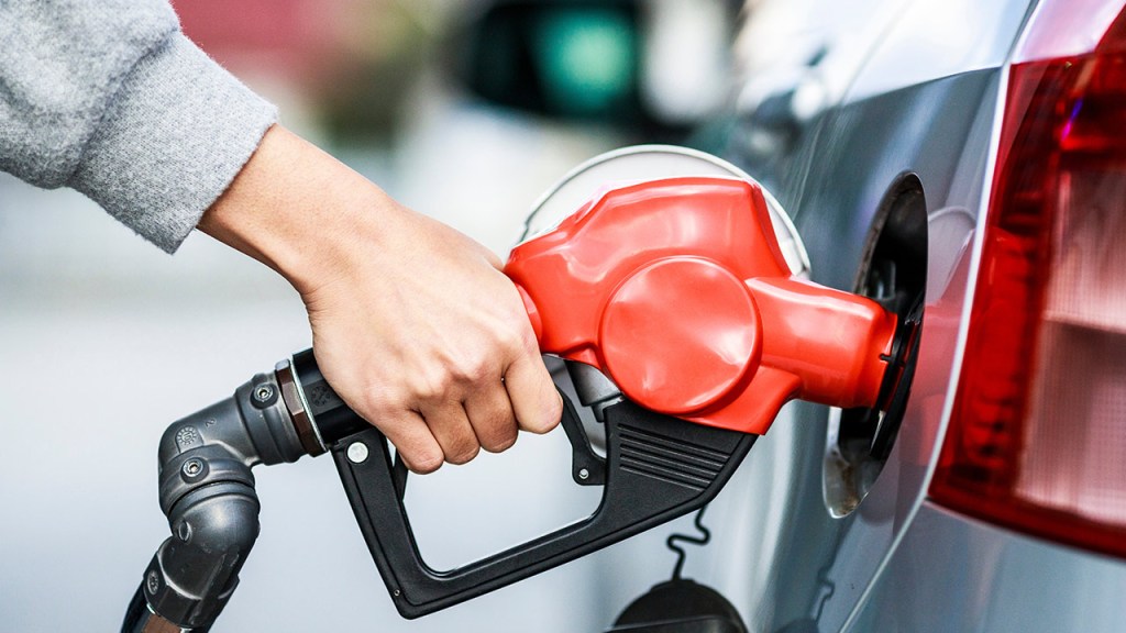 Persona buscando qué tipo de gasolina consume su vehículo