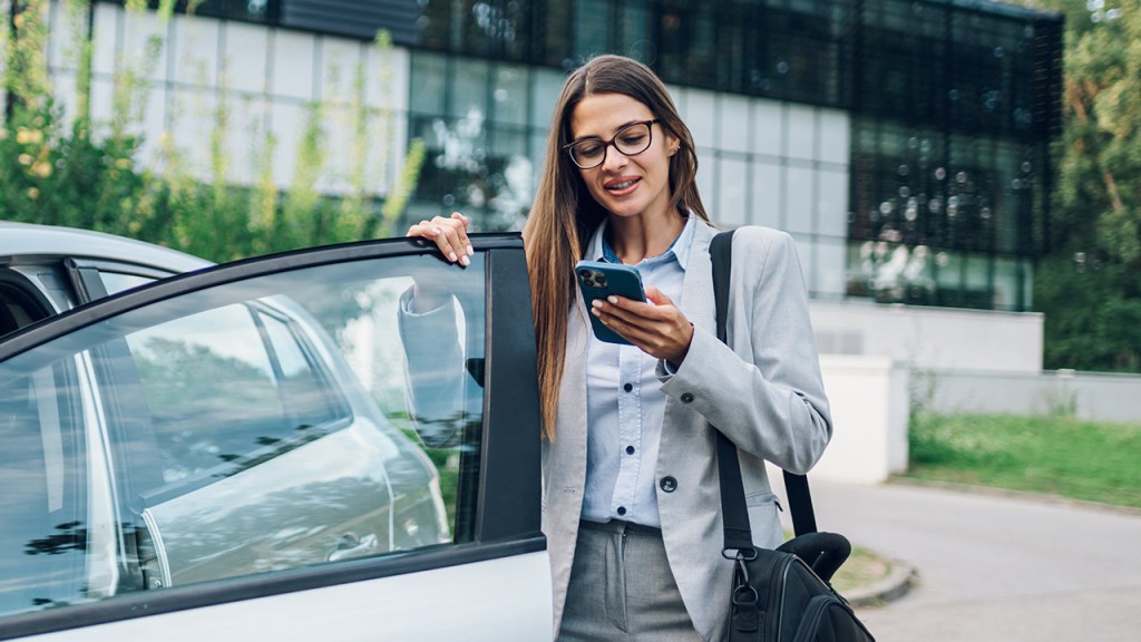 Persona en la inauguración de concesionario en Ibagué
