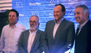 personas celebrando que ChevyPlan entregó más de 127.000 vehículos