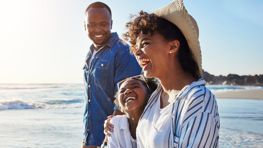 Hombre eligiendo consejos para regalos del día de la madre