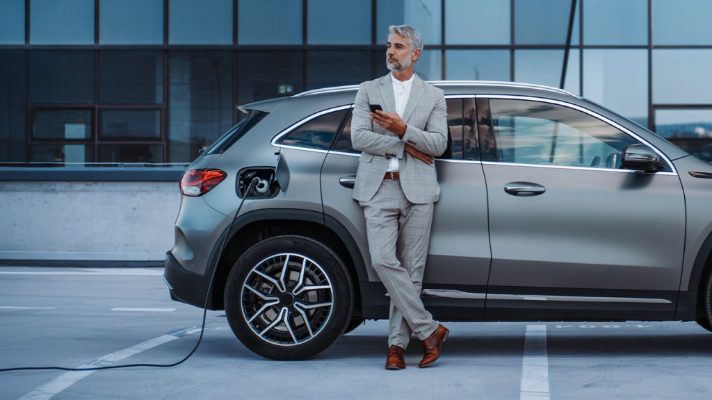 Hombre con carro eléctrico de Chevrolet sin cuota inicial con ChevyPlan