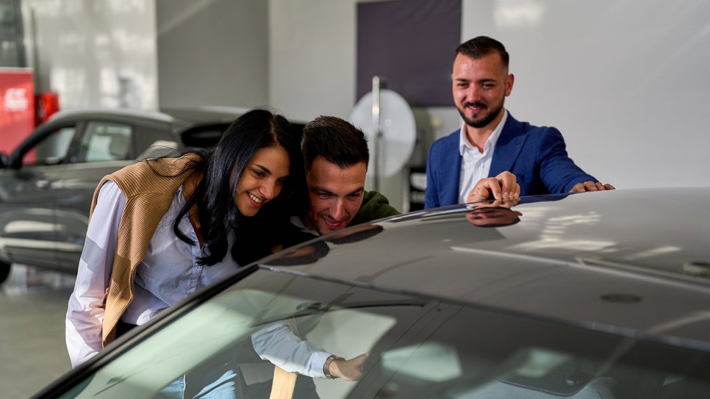 Familia comprando un carro usado con financiamiento en Colombia