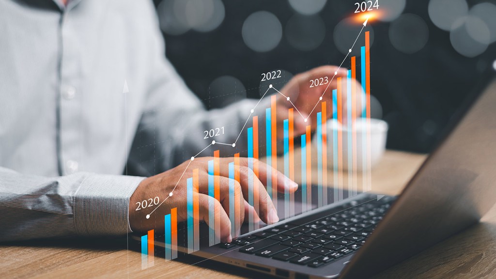 Persona haciendo consulta al simulador de crédito para vehículo en Colombia 2025