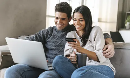 Personas pagando su cuota de chevyplan por PSE